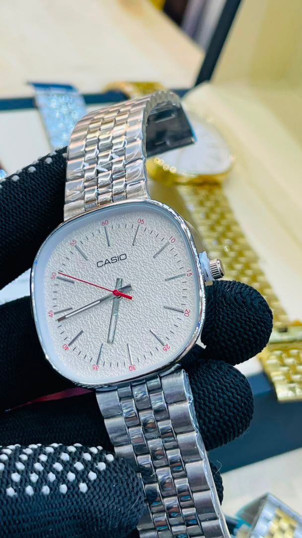Montre Casio Vintage Minimaliste, boîtier coussin en acier inoxydable, cadran texturé et trotteuse rouge – vue 2