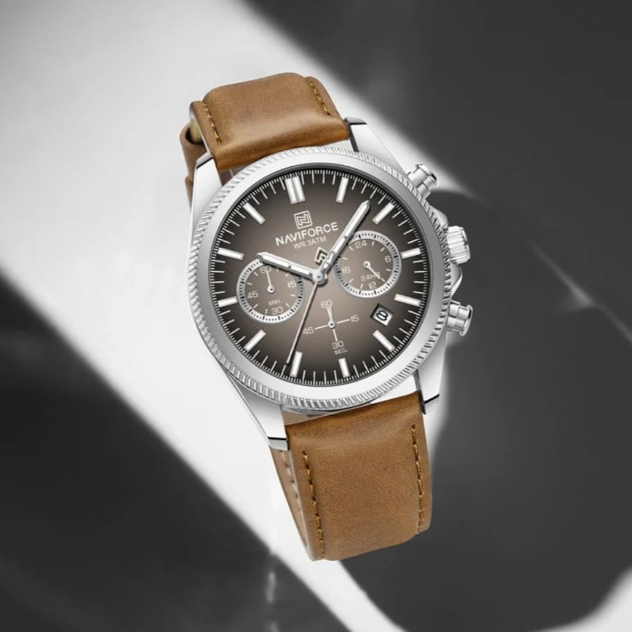 Boîtier acier argenté et lunette cannelée de la montre chronographe Naviforce