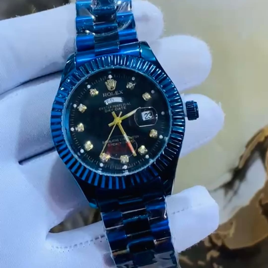 Montre Rolex bleue, vue de face 