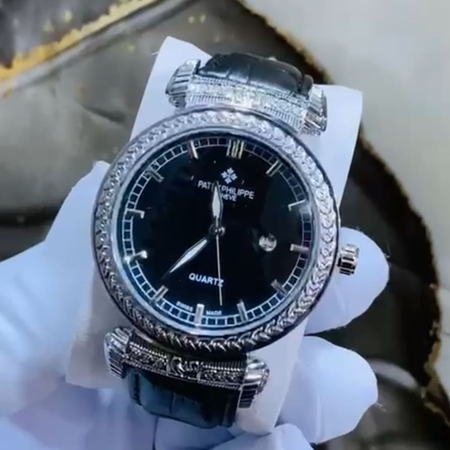 Montre en cuir Patek Philippe noire, vue sur une main 