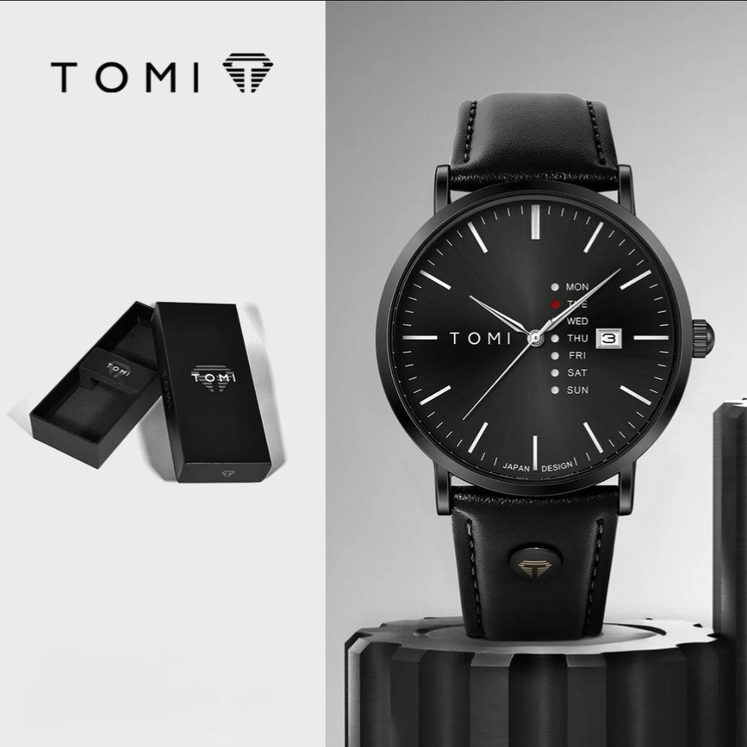 Montre TOMI noire à cadran noir et bracelet en cuir noir avec son écrin noir, sur des socles gris