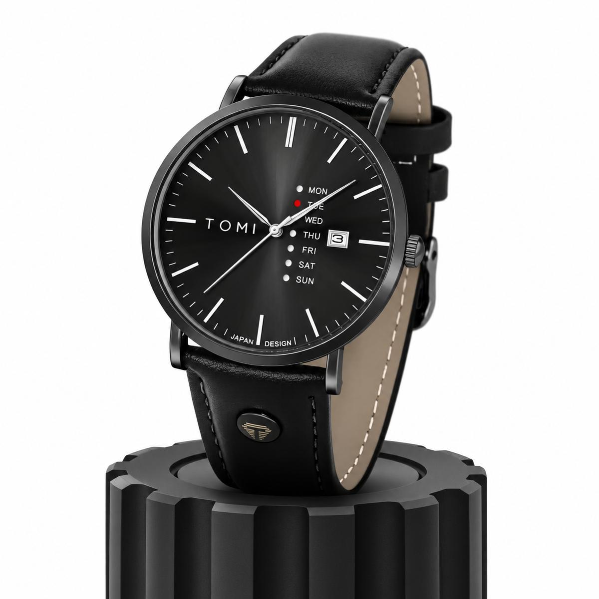 Montre TOMI T-019 Maverick noire, cadran noir et bracelet en cuir noir, sur un socle noir