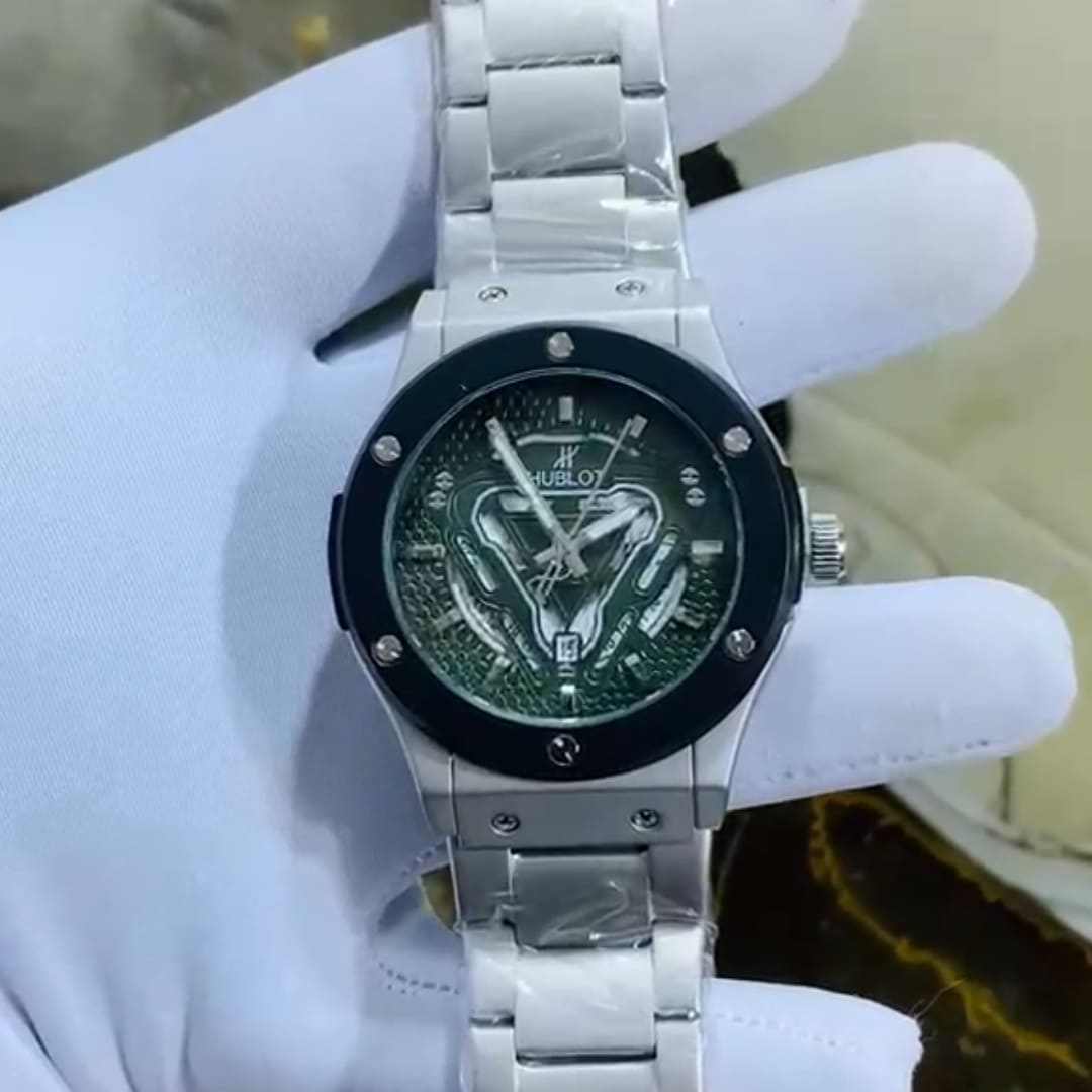 Montre hublot, tenue à la main