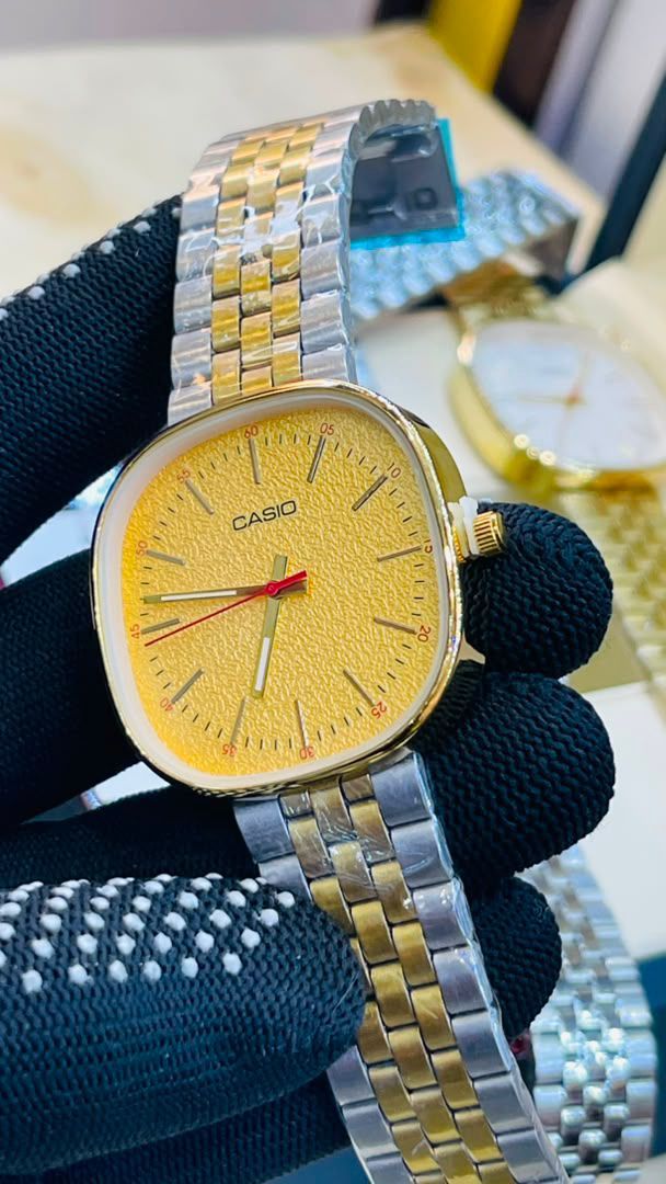 Montre Casio Vintage Minimaliste, boîtier coussin en acier inoxydable, cadran texturé et trotteuse rouge – vue 1