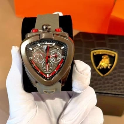 Montre Lamborghini grise, tenue à la main