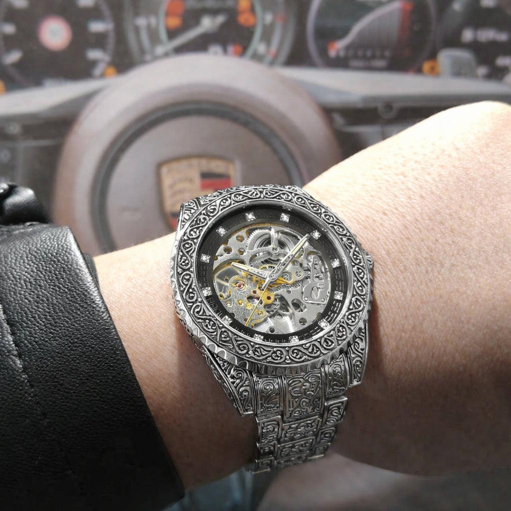 Montre Forsining GMT1213, gros plan sur le cadran gravé