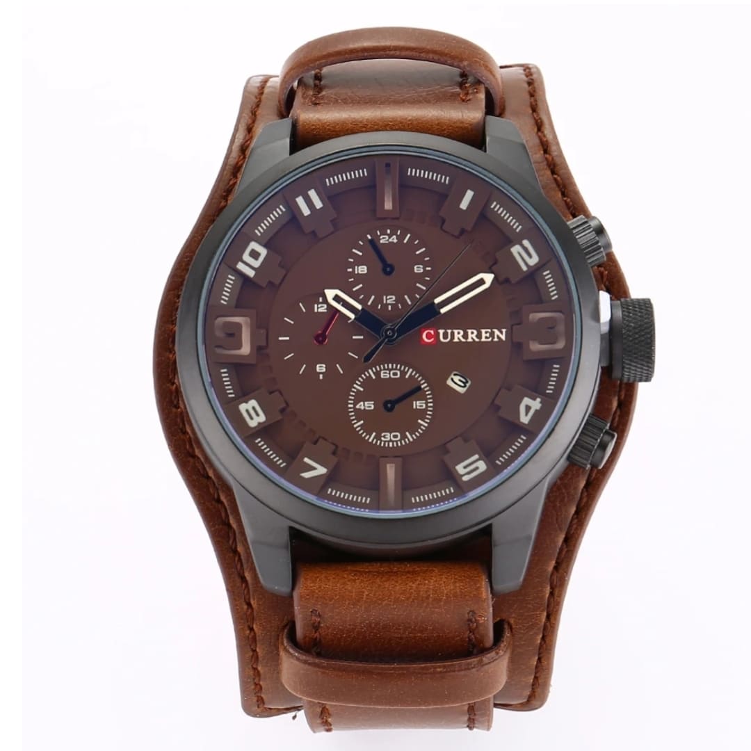 Boîtier acier cannelé de la montre Curren chronographe en gros plan