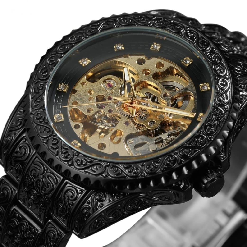 Montre Forsining FSG8213 noire, gros plan sur le cadran doré