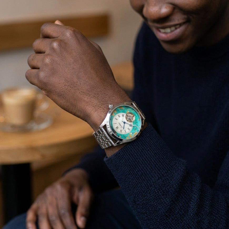 Montre Cartier au poignet d'un homme de teint noir 