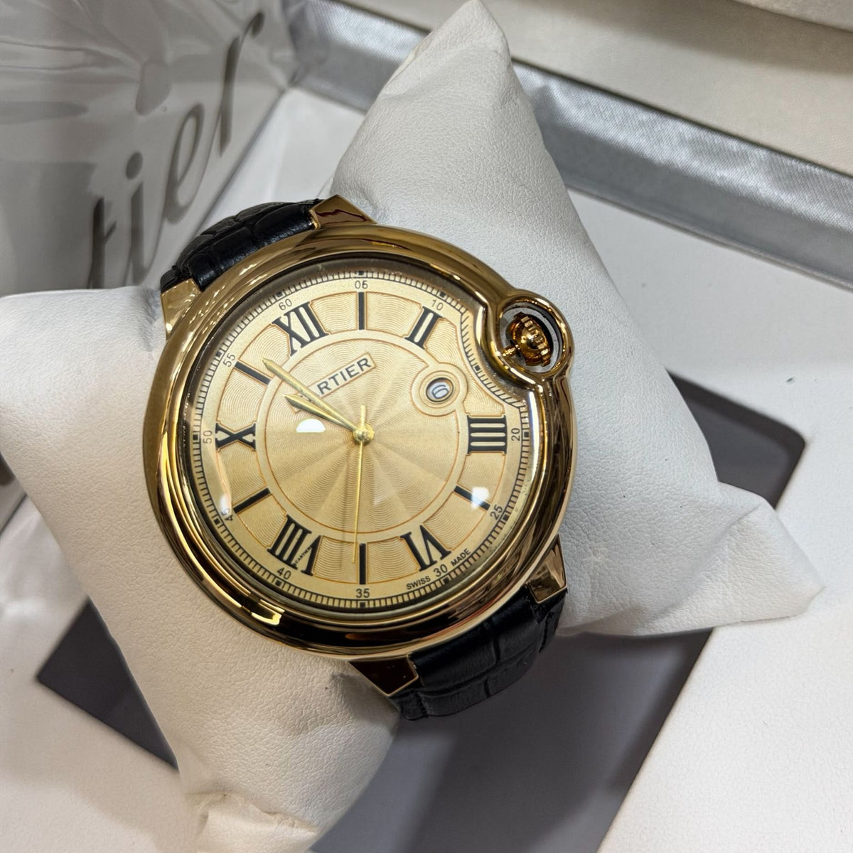 Montre de luxe style Ballon Bleu, boîtier doré, cadran champagne à chiffres romains et bracelet cuir noir