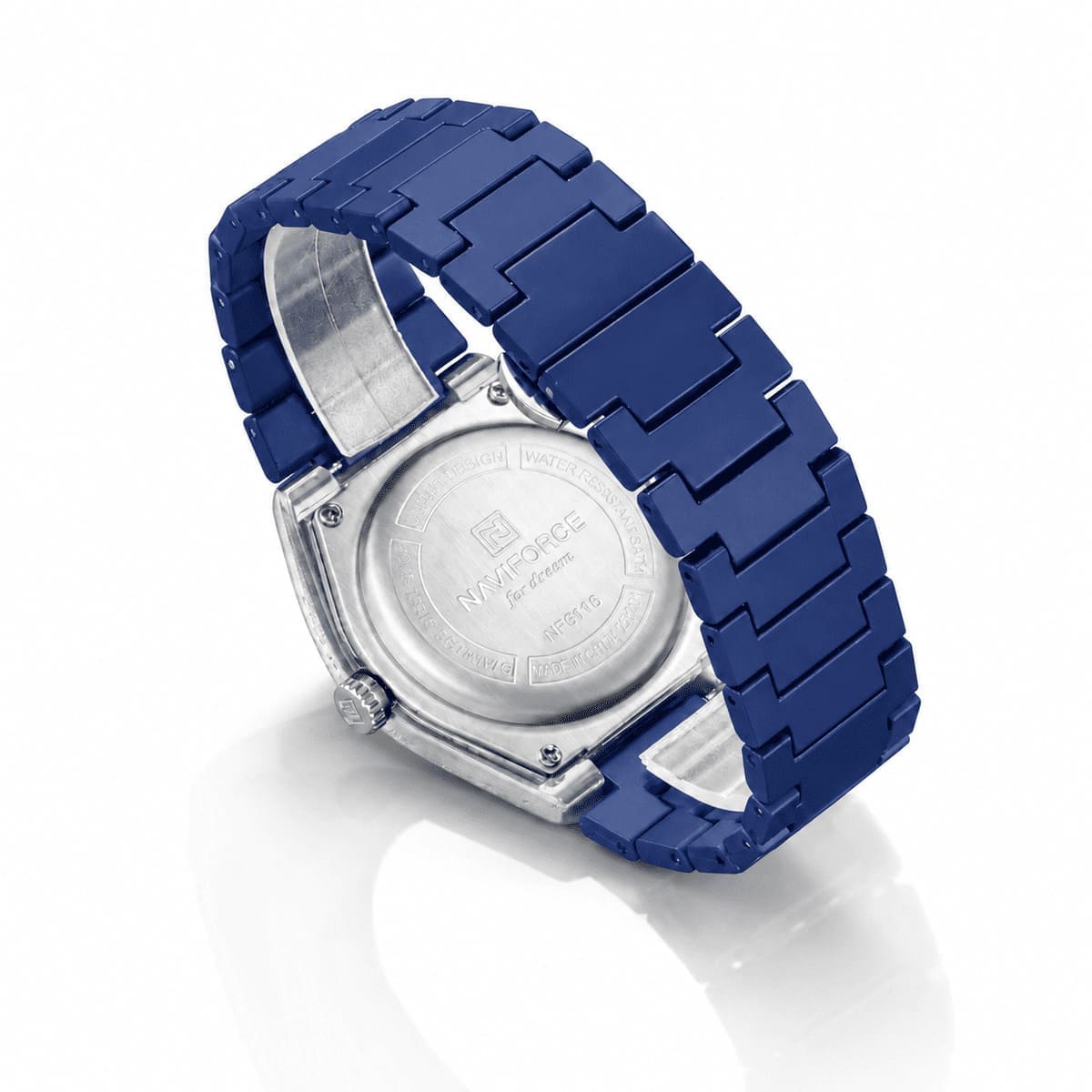 Boîtier octogonal cannelé de la montre Naviforce en gros plan