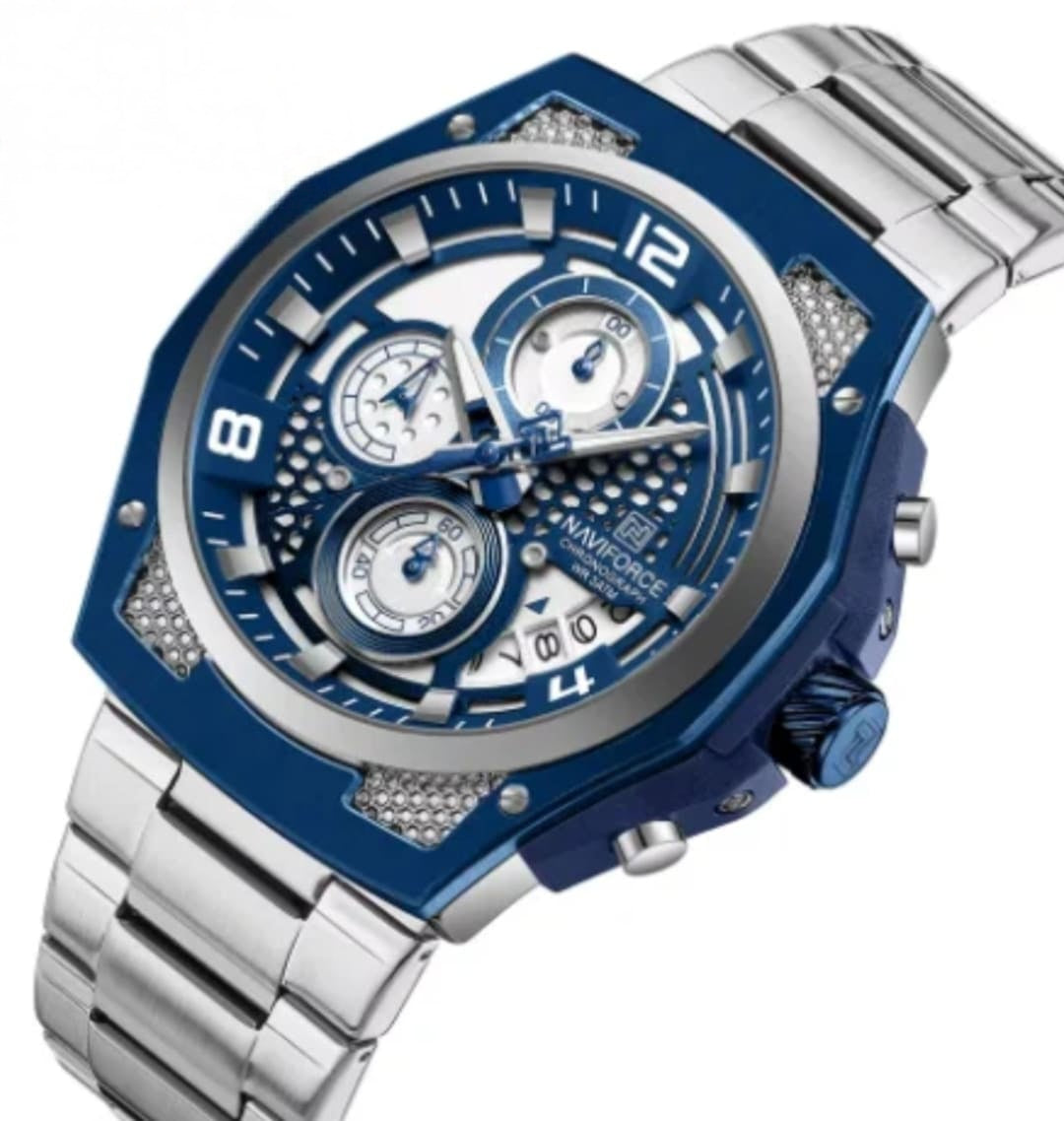 Montre Naviforce chronographe bleu acier portée au poignet