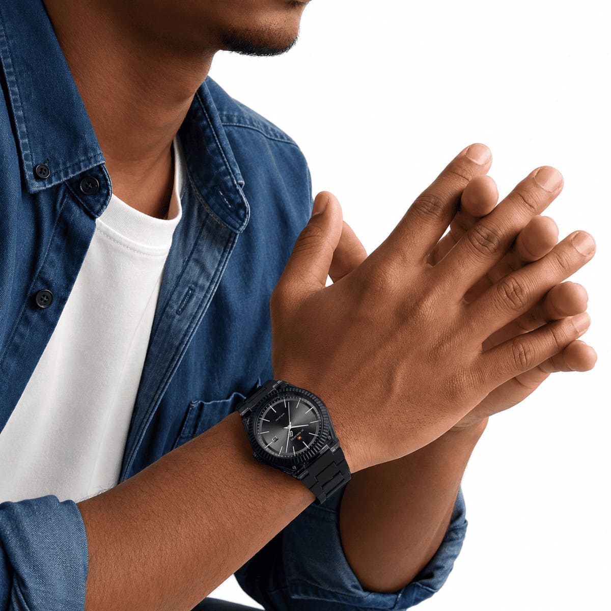 Guichet de date et aiguilles lumineuses de la montre Naviforce en gros plan