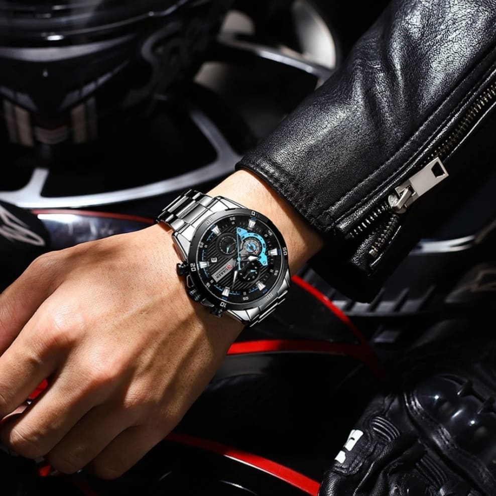 Montre Curren Full Black portée au poignet